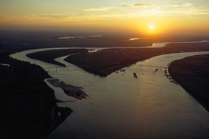 Schemering luchtfoto van de samenvloeiing van de Ohio en Mississippi-rivieren. Cairo, Illinois door James L Stanfield