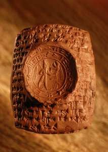 Bij opgraving werd dit zegel uit Ugarit ontdekt met spijkerschrift en figuren door James L Stanfield