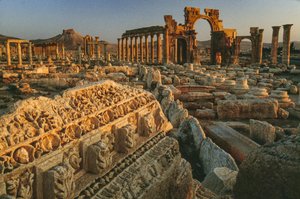 Uitzicht op de Romeinse ruïnes in Palmyra. Palmyra, Syrië. door James L Stanfield