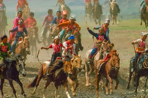 Jongeren in een paardenrace op een zomerfestival nabij Ulaanbaatar