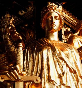 Gerechtigheid, een van de vier kardinale deugden van de toren van het Albert Memorial, voltooid in 1876 door James Redfern