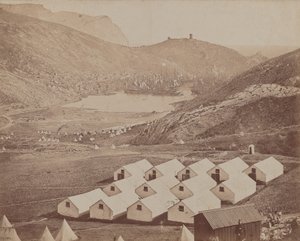 Kamp met Hutten en Balaclava Haven in de Verte door James Robertson