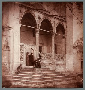 “Portiek van de Süleymaniye” [Istanboel. Portiek van de Süleymaniye-moskee] door James Robertson
