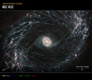 NGC 1433 (MIRI Kompasbeeld) door James Webb Space Telescope (NASA)