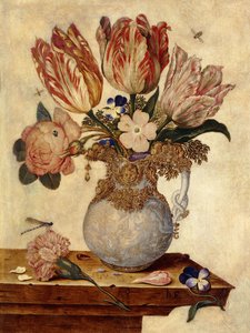 Tulpen, vergeet-mij-nietjes, pioenen en andere bloemen in een vaas op een rand
