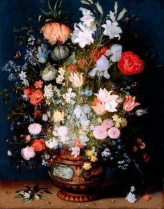 Boeket bloemen in een keramische vaas