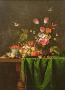Stilleven van Fruit en Bloemen met een Papegaai op een Tafel bedekt met een Groene Doek