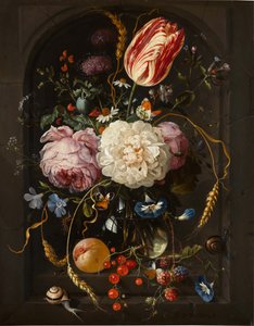 Stilleven van bloemen in een glazen vaas met insecten en vruchten in een stenen nis