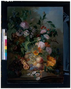 Stilleven met bloemen, peren, druiven, kersen, een meloen en vlinders