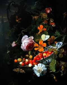 Een stilleven van aardbeien in een kom en bloemen