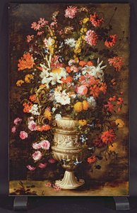 Bloemen in een versierde vaas