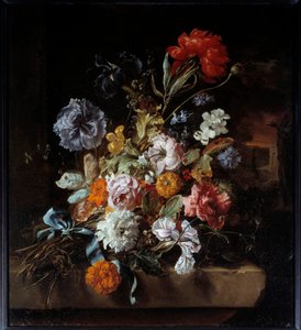 Boeket bloemen op een stenen bank