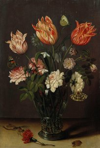 Tulpen met andere Bloemen in een Glas op een Tafel