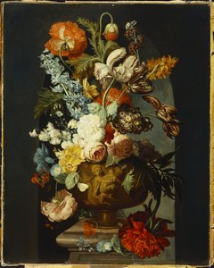 Tulpen, rozen, hyacint, auricula en andere bloemen in een gebeeldhouwde urn op een stenen voetstuk in een nis door Jan van Huysum