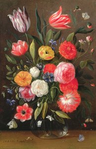 Tulpen, rozen, anemonen en andere bloemen in een glazen vaas met vlinders en een rups op een richel