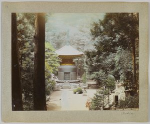 Ikegami Boeddhistische tempel, Tokyo, Japan (handgekleurde zwart-wit foto) door Japanese Photographer