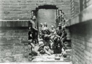 Japanse soldaten betrokken bij straatgevechten in Shanghai, China, 1937 door Japanese Photographer