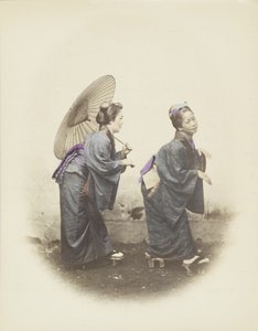 Japanse vrouwen in traditionele kleding (handgekleurde zwart-wit foto)