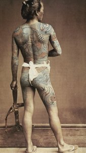 Man met specifieke Japanse tatoeage. Albumine-foto, handgekleurd. Ca. 1880