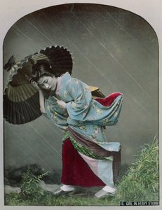 Jonge Japanse meisje in de regen, ca. 1900 door Japanese Photographer