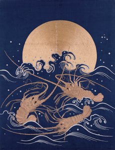 Een Japans geborduurd textielpaneel van donkerblauw satijn met drie rivierkreeften tussen golven voor een opkomende zon door Japanese School