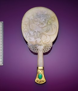 Een witte jadeïet en verguld zilveren spiegel met een laag reliëf van een feniks en een pioenroos door Japanese School