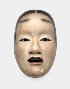 Een houten masker met gofun-grond, geschilderd met sumi voor het haar, de ogen en de tanden en rood voor de lippen door Japanese School