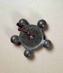 Bronzen spiegel met vijf kleine bollen, Kofun periode (250-538)