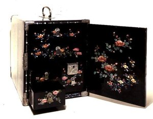 Draagkist, geschilderde decoratie met parelmoer inleg, Japans