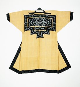Ceremoniële mantel (attush) van de Ainu bevolking met traditionele Ainu motieven, kettingsteek borduurwerk, iepenbast, wol en katoen door Japanese School
