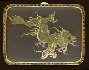 Sigarettendoosje versierd met een draak, gemaakt in een Komai-fabriek, ca. 1900
