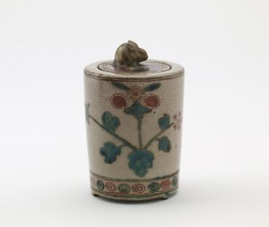 Cilindrische wierookbrander met konijn op deksel, Edo-periode of Meiji-periode