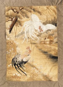 Geborduurde wand, geborduurd met zijden met een paar hanen met slepende veren, één in vlucht, de ander zittend op een rivieroever tussen madeliefjes, eind 19e eeuw door Japanese School