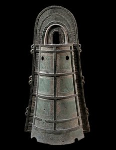 Japanse kunst: Dotaku (bronzen bel). Hoogte 0,8 m. Yayoi-beschaving (300 v.Chr.-300 n.Chr.) Parijs, Musée Guimet, Musée national des Arts Asiatiques