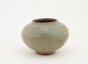 Pot met gestempelde en ingelegde decoratie