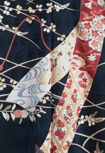 Kimono Furisode (wapperende mouwen) gedragen door jonge ongehuwde vrouwen bij elegante gelegenheden en Maiko (Geisha-student), zijde met bloem- en plantmotieven, zwevende panelen, detail, Kaga-Yuzen verven, Tokamachi weverijen, Japanse beschaving, 20e eeuw door Japanese School
