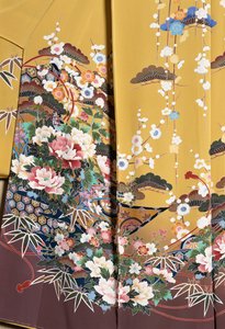 Kimono Furisode (wapperende mouwen) gedragen door jonge ongehuwde vrouwen bij elegante gelegenheden en Maiko (leerling Geisha), gladde zijde, bloemmotieven, zwevende linten, Kaga-Yuzen verven, Tokamachi weverijen, Japanse beschaving, 20e eeuw door Japanese School