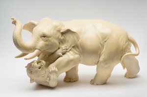 Okimono van een olifant die een tijger vertrapt