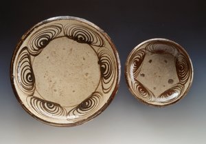 Borden versierd met umanomezara (cirkels met paardenoogpatroon), laat 18e eeuw-begin 19e eeuw, emaille aardewerk, geproduceerd in Seto, Japanse beschaving, Edo periode door Japanese School
