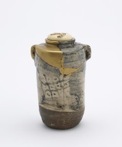 Theebus met twee lussen, in Oribe stijl, Kyoto, Kyoto-fu, Edo periode, late 17e of vroege 19e eeuw door Japanese School
