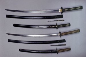 Boven: een katana, Japanse zwaard en zijn schede, wakizashi, Japanse kort zwaard in zijn schede, kleine Kokatawa dolk opgeborgen in dezelfde schede. alle drie zijn uit de 18e eeuw. de onderste zijn uit de 17e eeuw door Japanese School