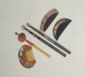 Twee sets haarspelden en kammen, 18e of 19e eeuw Edo-periode (lak) door Japanese School