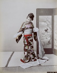 Jonge Japanse Meisje die zich aankleedt, eind 19e eeuw