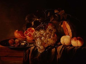 Stilleven van meloen, druiven, granaatappel, walnoten op een tinnen bord en perziken
