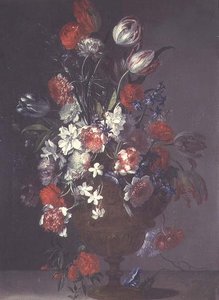 Tulpen, rozen en andere bloemen in een vaas op een richel