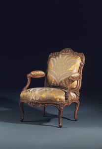 Een van een paar Louis XV fauteuils a la Reine