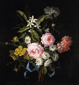 Boeket van kamille, rozen, oranjebloesem en anjers gebonden met een blauw lint