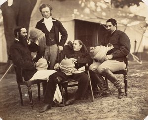 Groepsportret bij het kamp van de gouverneur-generaal, L-R: Maj Jones, Mr. Walters, de gouverneur, 1858-61 door Jean Baptiste Oscar Mallitte
