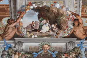 Kleine Bacchus met drie verpleegsters die over hem heen leunen