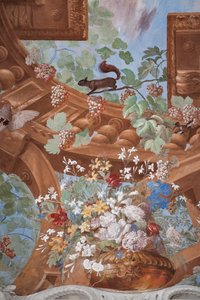 Wijntakken, druiven, bloemen en een eekhoorn (detail)